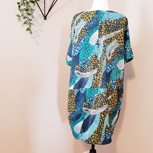 ⚡FREE WITH purchase ⚡ABSTRACT PRINT POCKETED SHIFT MID LENGTH DRESS - Picture 4 of 13